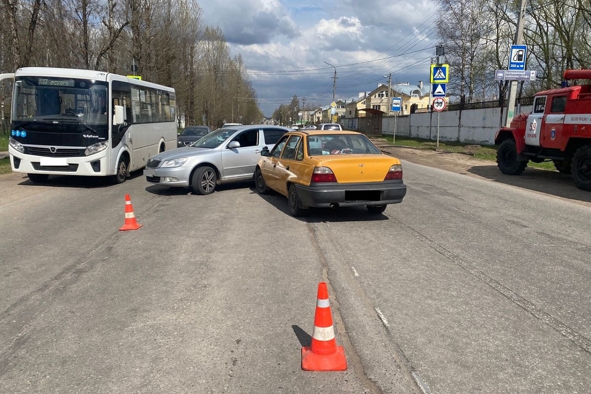 Две легковушки столкнулись на шоссе в Тверской области